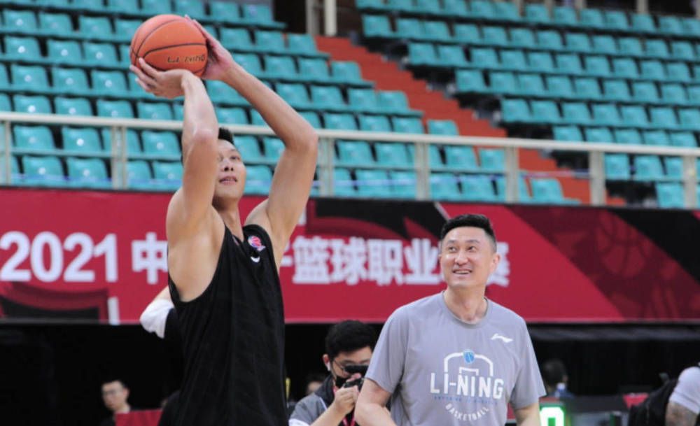 于是，她先是打开了几个香奈儿的包装袋。